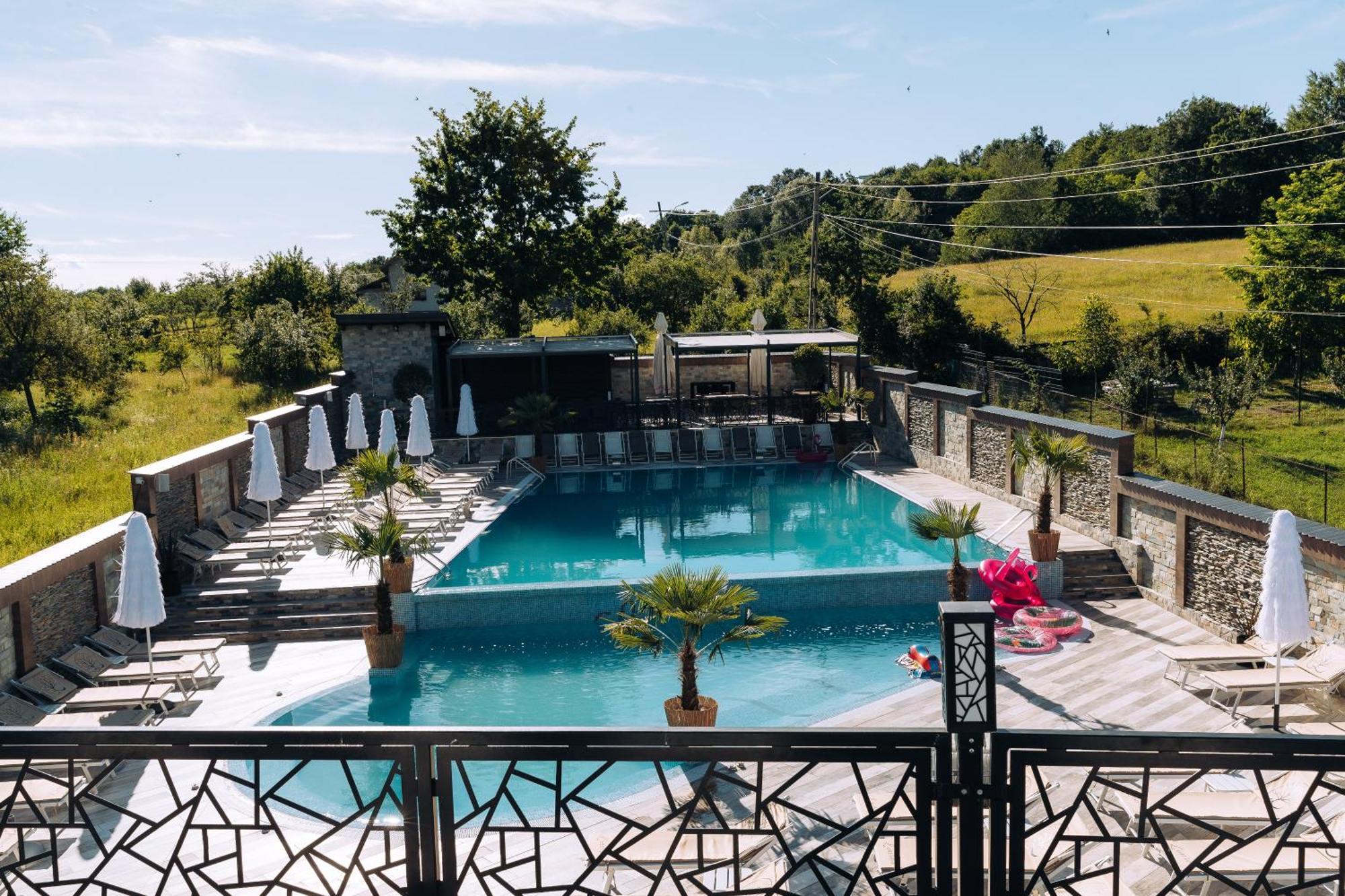 L'Invidia Hotel Novaci-Străini Екстериор снимка